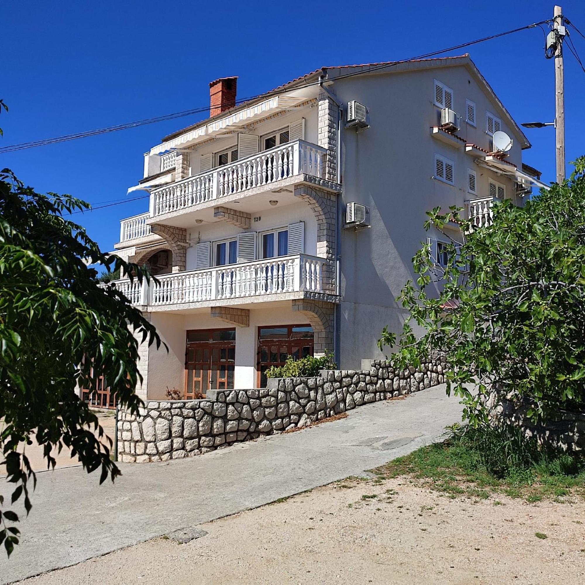 Apartments Vuksan Rab Town Extérieur photo